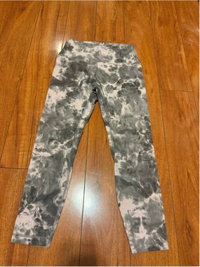Women's Lululemon Leggings Size 8 Gray and White Tie-Dye